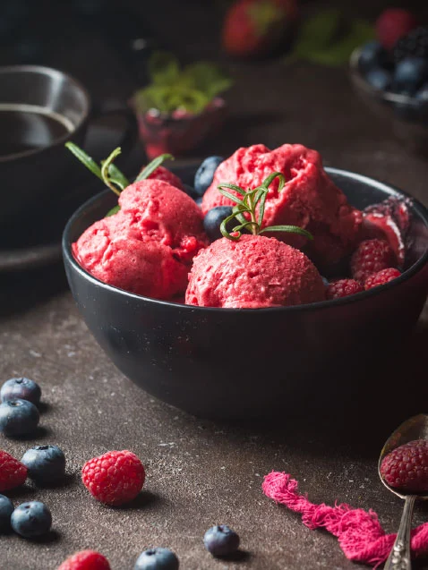 HELADO-CASERO-DE-FRUTOS-ROJOS
